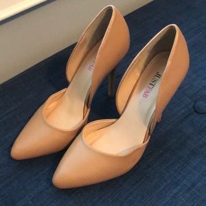 Beautiful Tan heels gently worn.Just Fab!